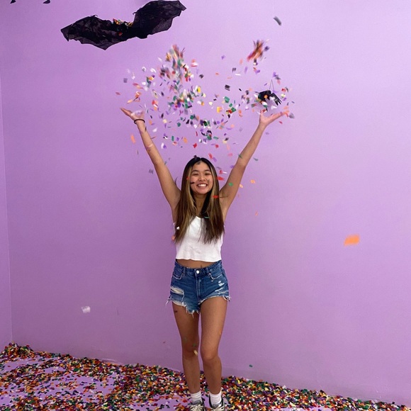 Meet your Posher, Jade - Picture 2 of 3